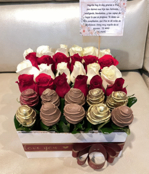 Caja por 20 rosas y fresas achocolatadas y decoradas R33
