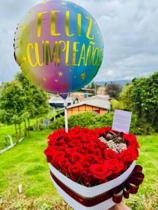 Corazon grande de rosas, fresas  decoradas y globo R55
