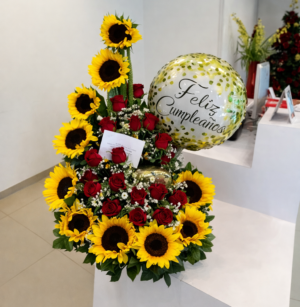 Arreglo con girasoles, rosas, globo y ferrero R136